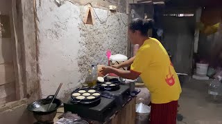 MAK NGATEMI LEMBUR MEMBUATKAN KUE APEM MAK DAMIS