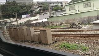 4017次瑞芳發車經由宜蘭線開往樹林的銀綠色微笑號EMU900型十輛一編組EMU902區間快車