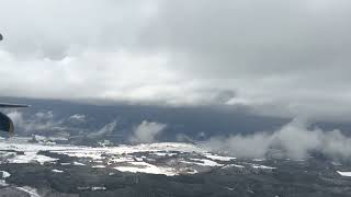 秋田空港からボンバルディアで離陸 白銀の世界から厚い雲を抜けると青い空が広がります