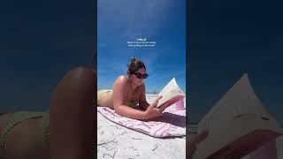 Reading on the beach 🥹🫶🏻📖🌞 #booktube #booktok #readingvlog #summervibes #summer