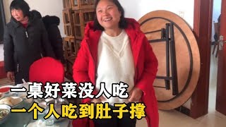 【豫山豫水】巍巍去吃大席，一桌子好菜没人吃，自己不客气肚子吃成圆的了