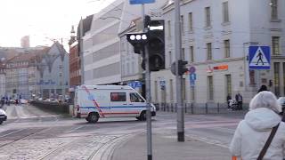 Alarmowy przejazd karetki w centrum Wrocławia. Na sygnałach karetka we Wrocławiu