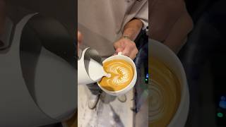 How to pour latteart ballerina #latteart #coffee #barista #latte #trendingshorts