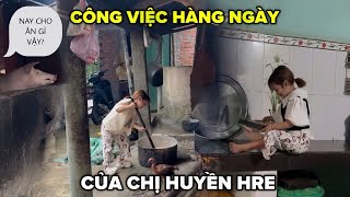 Bé Hạt Tiêu bất ngờ với dáng ngồi bá đạo của chị Huyền Hrê và công việc hằng ngày của cô gái tí hon