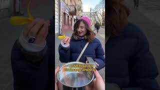 Є настрій - є подарунок! #перехожі #сюрприз #слотбокс #fun #фокус #funnyshorts #funnyvideo #магія