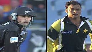 Injured Shoaib Akhtar Bowling With Great Pace Vs NZ - Great Fast Bowling