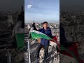 شاهد الناشط الفلسطيني محمود بطاح يقف وسط ركام مخيم جباليا وهو ينقل خبر وقف إطلاق النار