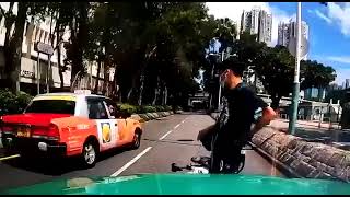 車CAM直擊 - 外賣單車小路直出，仲想去埋對面線，的士直撞無臉俾