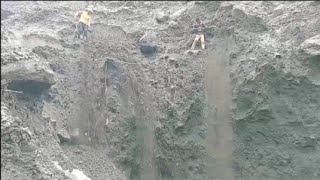 Lowering and Sifting Sand Continue Loading Sand into Truck Until Full.#mining #hardwork #sandmining