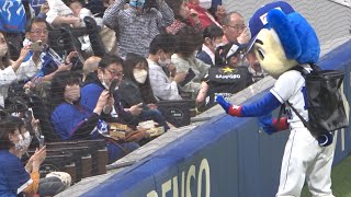 寝ている子どもを起こさないようにそーっと近づくドアラ (2022/04/30)