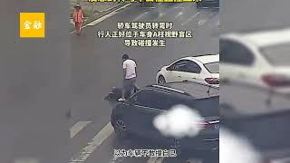 男子横穿马路直接无视红绿灯，以为没车敢撞自己，下秒报应来太快