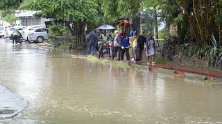 केन्या में बाढ़ के कहर के कारण कई लोग विस्थापित हुए