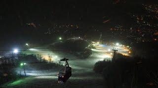 冬の天狗山ロープウェイを観光。夜の山の雪景色と小樽市街の眺め (4K Ultra HD)