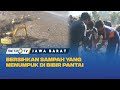 Bersihkan Sampah Yang Menumpuk di Bibir Pantai