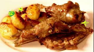 Mouthwatering Lamb Leg and Potatoes Baked with Italian Flair