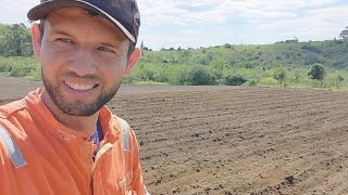 Vamos iniciar o plantio de Cana-de-açuca . Trabalho árduo .