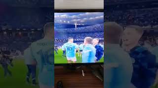 interli oyuncu manchester lı oyuncuya vuruyor