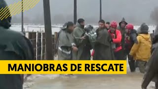 Arriesgadas maniobras para rescatar familias aisladas en su casa inundada