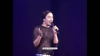 張國榮 《沒有愛》動態歌詞 | 2000年《熱·情演唱會》《愛慕》《風再起時》《無心睡眠》《左右手》| 演唱會中所穿的白色羽毛服飾、藍色釘珠牛仔褲，以及由法國著名設計師為他設計的貝殼裙褲已成永恆回憶！