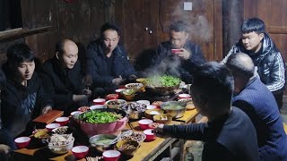 大哥打工回家，当天就做牛肉火锅请客吃饭，大伙聚一起真热闹【农村小野】