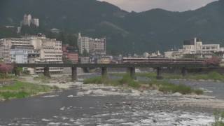 下呂温泉の飛騨川を渡る高山本線の特急ひだ キハ85系