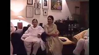 Rare video of Kaifi Azmi enjoying with family at Javed and Shabana's house - 1