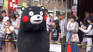 くまモン　おへそを触りすぎてお腹が痛くなる　(2015.5.23　リバティ長岡)