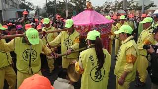 聖母為生病的年輕女子加持---2017白沙屯媽祖進香0303