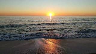 منظر غروب الشمس على ساحل البحر من اجمل المناظر على شاطئ البحر مع رنين وعذاب الحان امواج البحر