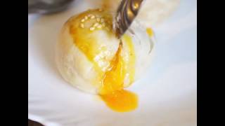 Chinese Pastry with Salted Yolk Lava - ขนมเปี๊ยะไส้ลาวาไข่เค็ม