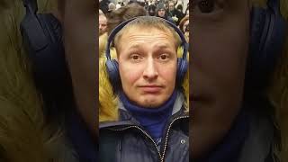 толпа в метро.