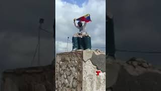 Derriban estatuas de Hugo Chávez en Venezuela