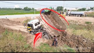 A five-ton truck went into the pit and dumped soil inside. A Bulldozer D21p, a Bulldozer D41p, and a