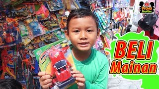 Beli mainan di paman penjual mainan