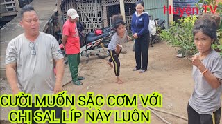 CƯỜI MUỐN SẶC CƠM VỚI CHỊ SAL LÍP NAY LUÔN