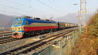 China Railway Baocheng Line Qinling station Train 1364 Beijing - Chengdu 宝成线宝成铁路韶山7D秦岭站牵引1364次 北京-成都