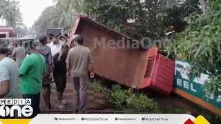 കോഴിക്കോട് ബസ് മറിഞ്ഞ് നിരവധി പേർക്ക് പരിക്ക്