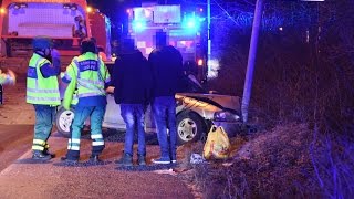 151211 Vågbro: Bil körde in i lyktstolpe