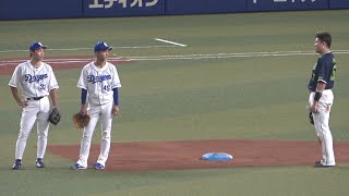 村上の盗塁を巡るリプレー検証中、映像を見ながら村上と話す石垣＆土田龍空 (2022/08/21)