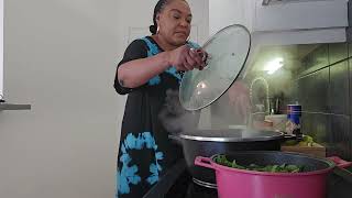 Une Femme Dans La Cuisine Soso Poulet Ya Mosaka Na Ngai Ngai Le Goût De Ç Délicieux