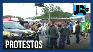 Caminhoneiros fazem protestos pelo país após resultado das eleições