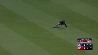 CLE@CIN: Santana makes diving catch, turns two