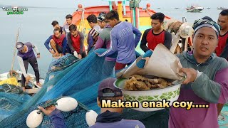 Proses Menaikkan Jaring Korsin Setelah di Perbaiki Nelayan Tradisional Rembang - Cupliz Ahmad