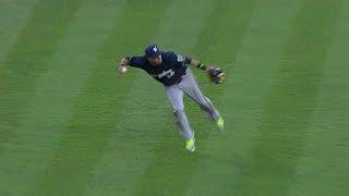 MIL@LAD: Aramis barehands grounder, nabs Gordon