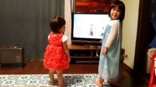 ドレスでパントの真似 ４歳と１歳の姉妹