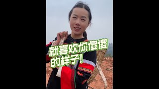 就喜欢你傻傻的样子，我就戴个口罩戴个帽子你就不认识了吗，我是因为放不下所以又回来了