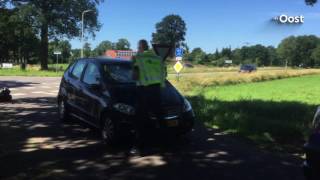 Auto schept fietsster in Hellendoorn, gewonde belandt op het autodak