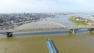 Nijmegen aan de Waal van brug tot brug