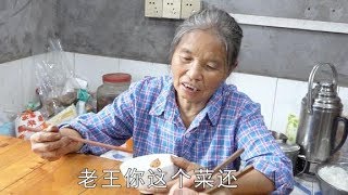 农村四哥：老爸做了道“独具心意”的菜，没想到却被老妈误会了