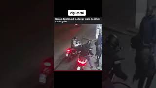 Tentato scippo motorino a Napoli mentre fa benzina